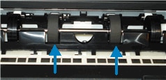 Imagen: Limpie los rodillos dentro de la impresora
