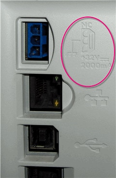 Imagen de los requisitos de voltaje y amperaje impresos en el producto HP