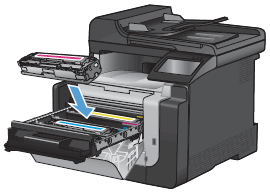 Imagen: Insertar el cartucho de impresión nuevamente en la ranura correcta.
