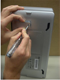 Image: Pressing and sliding the ink service module notch with a screwdriver