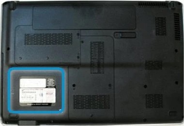 Exempel på ett serienummer inuti batterifacket av en bärbar dator