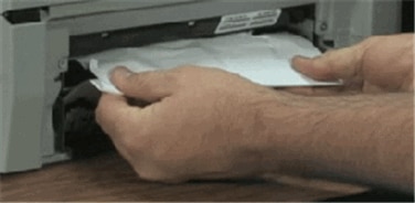Imagen que muestra cómo extraer el papel atascado