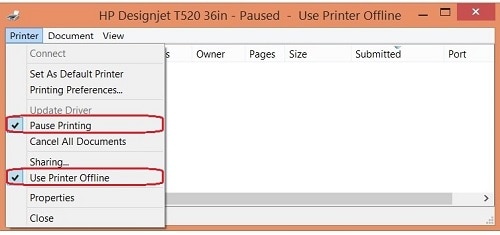  Janela do spooler/fila de impressão com o menu Impressora aberto e os itens de menu Pausar impressão e Usar impressora off-line selecionados
