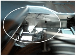 איור של נייר בנתיב הגררה העלול לעצור את גררת ההדפסה