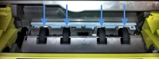 Imagen: Limpie los rodillos dentro de la impresora 