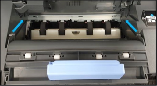 Alinear y deslizar la cubierta del recorrido del papel en la impresora