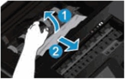 Sostener la cubierta del módulo de impresión a doble cara levantada mientras retira el papel