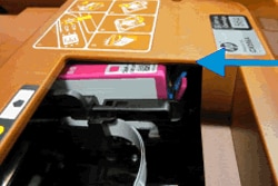 Un cartucho de tinta atascado contra la cubierta de la impresora