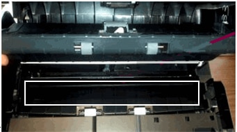 Imagem: Faixa do vidro do scanner, atrás do mecanismo do ADF
