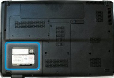 La etiqueta en el panel posterior de un ordenador portátil