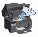 Ilustração: Remova o material de embalagem de dentro da impressora.