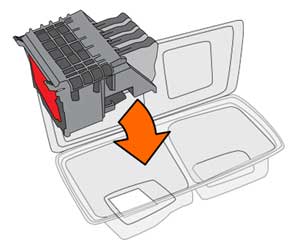 Abbildung: Legen des alten Druckkopfs mit den Druckpatronen in den Kunststoffbehälter