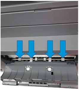 Limpieza de los rodillos en la parte posterior de la impresora