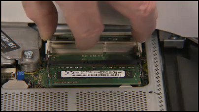 Aligning the memory module in the socket 